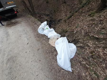 Vreče z ostanki piščancev, kosti drugih živali, čevapov
